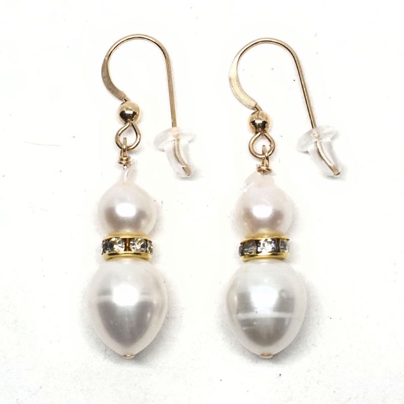 Simple pearl earrings