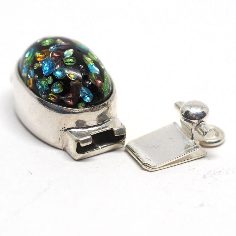 Black confetti clasp