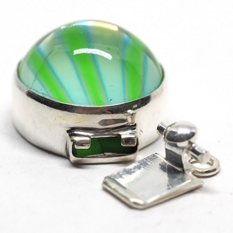 Green wave clasp