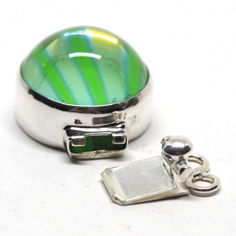 Green wave clasp