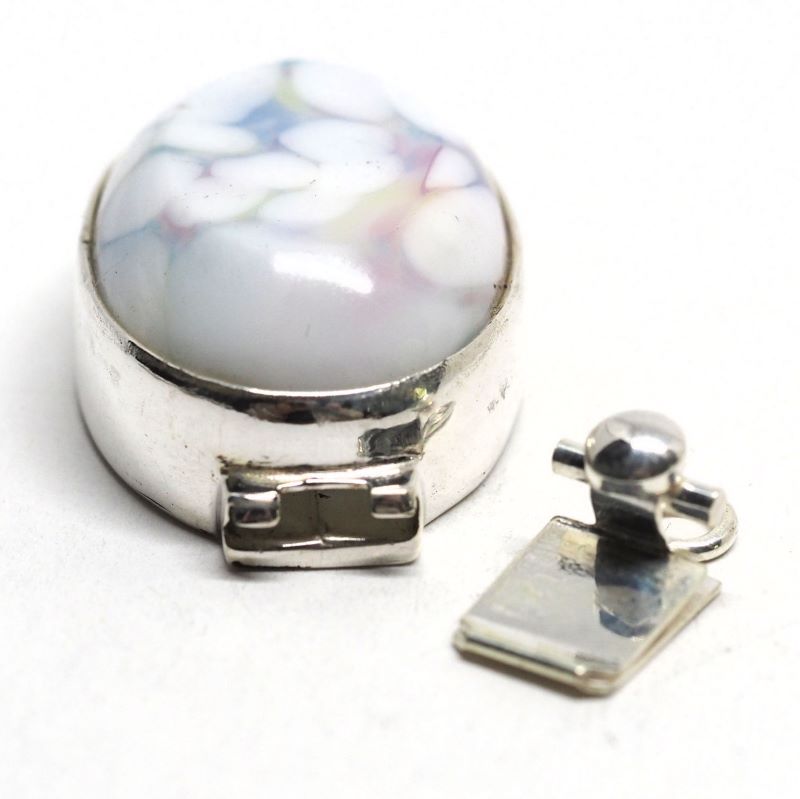 Arctic tundra clasp