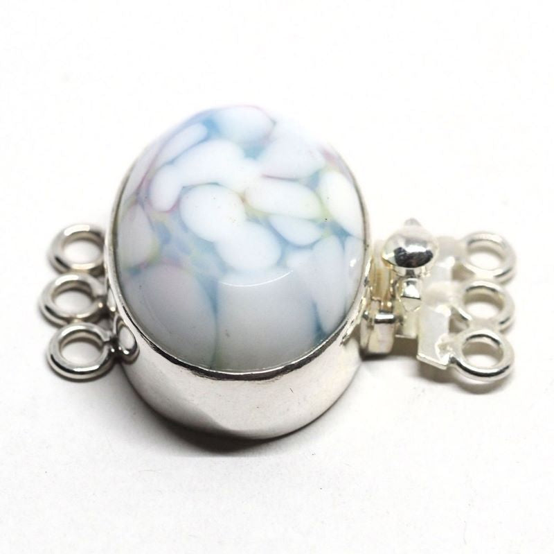 Arctic tundra clasp