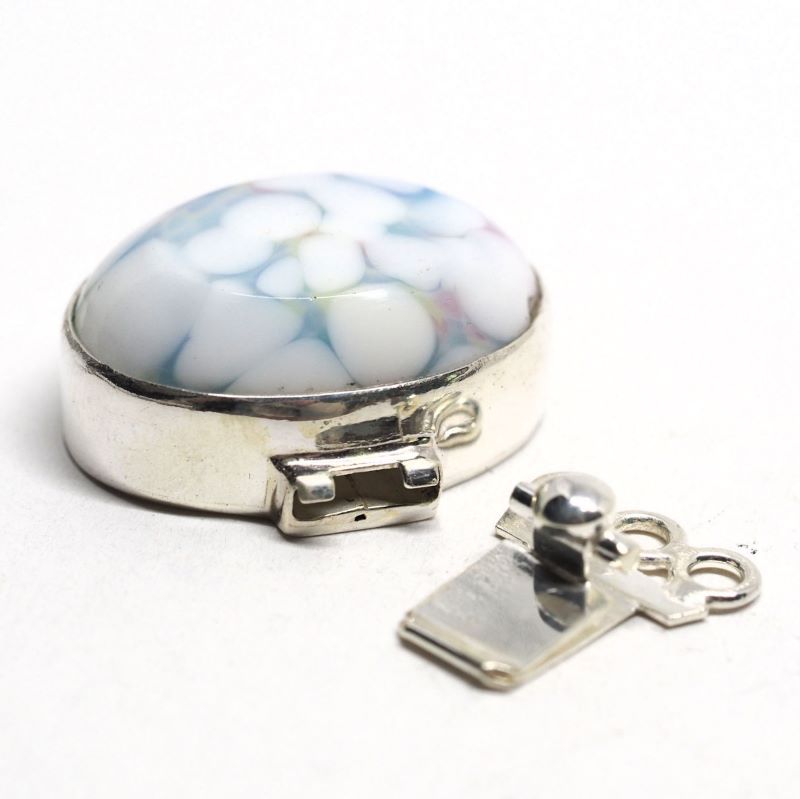 Arctic tundra clasp