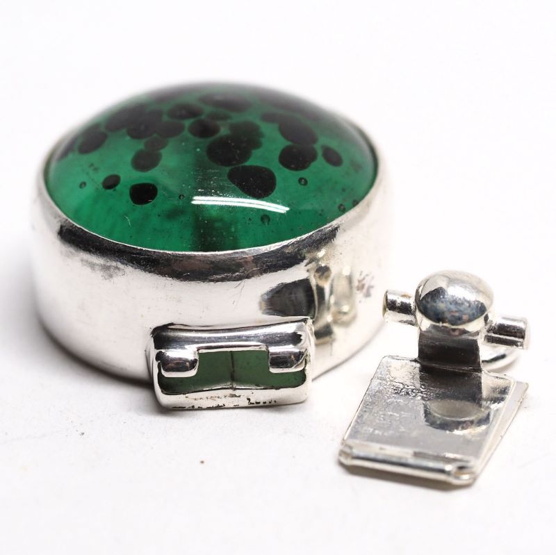 Green dappled clasp
