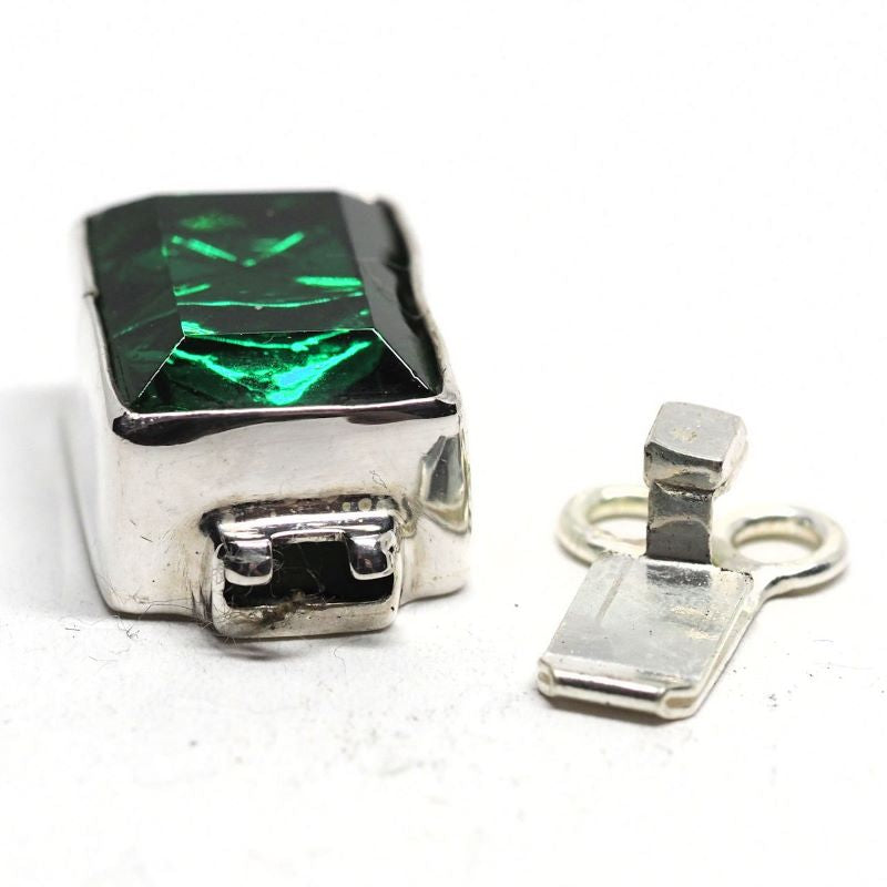 Emerald double-X clasp