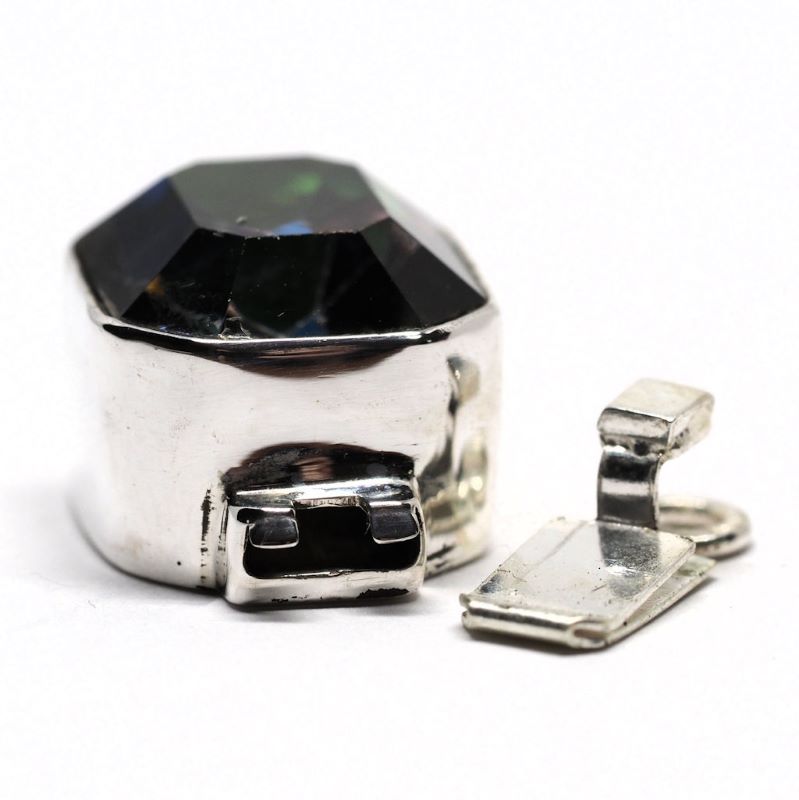 Emerald-cut crystal clasp