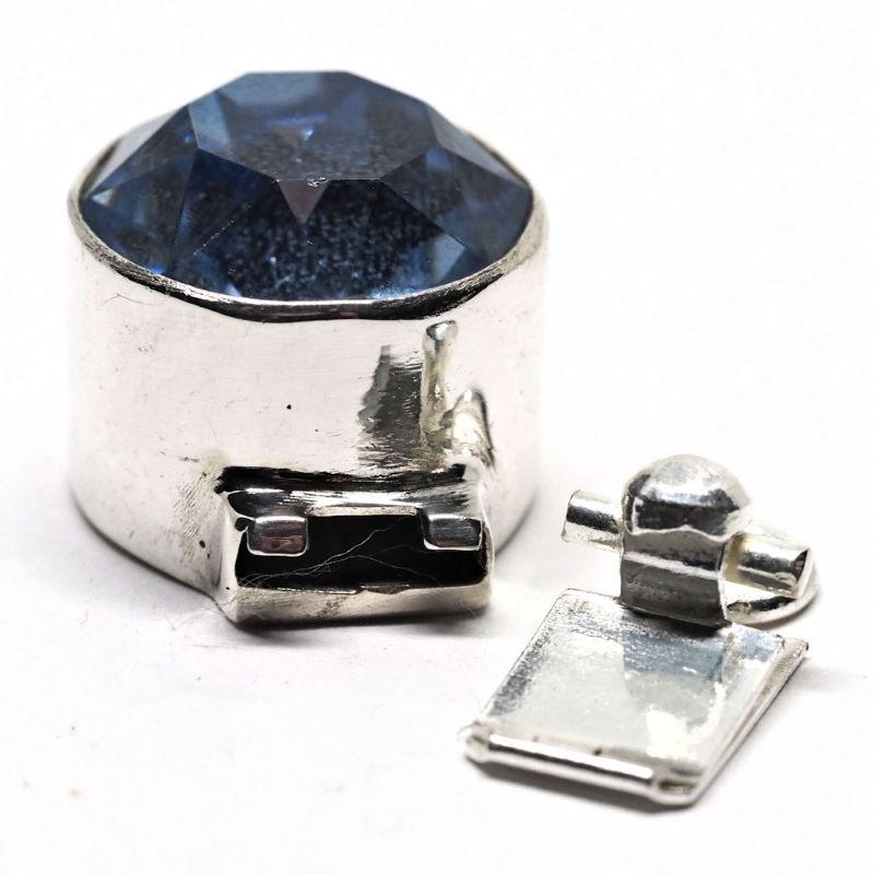 Light sapphire Swarovski round clasp