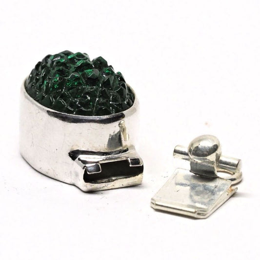 Emerald pebble clasp