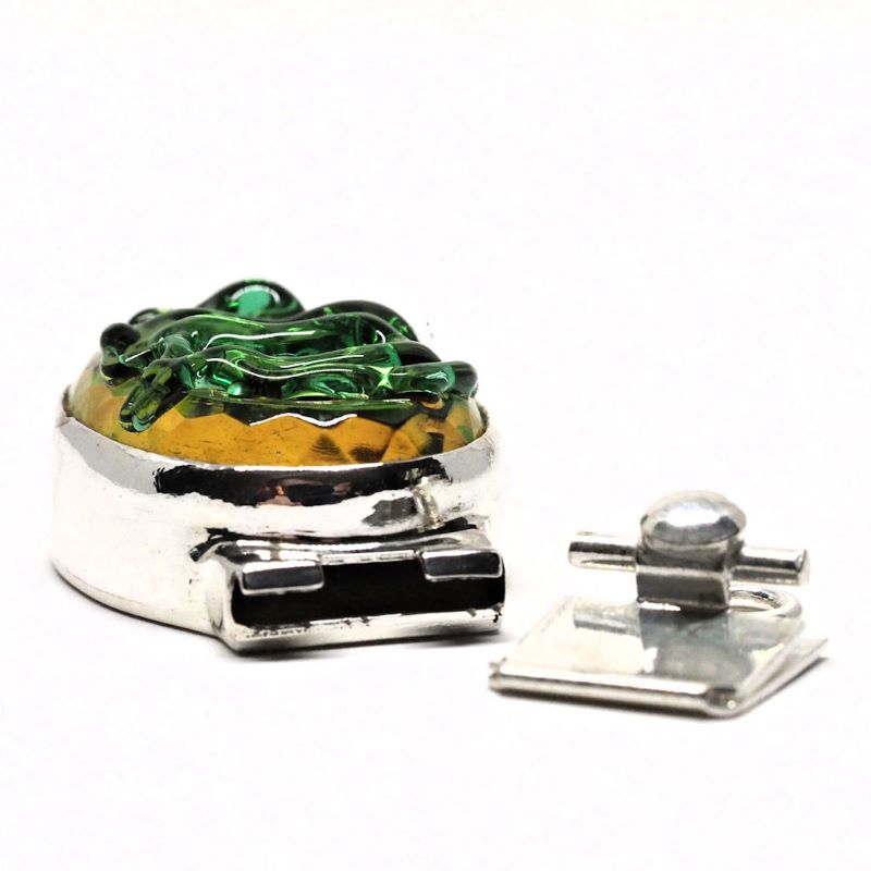 Green tendril clasp