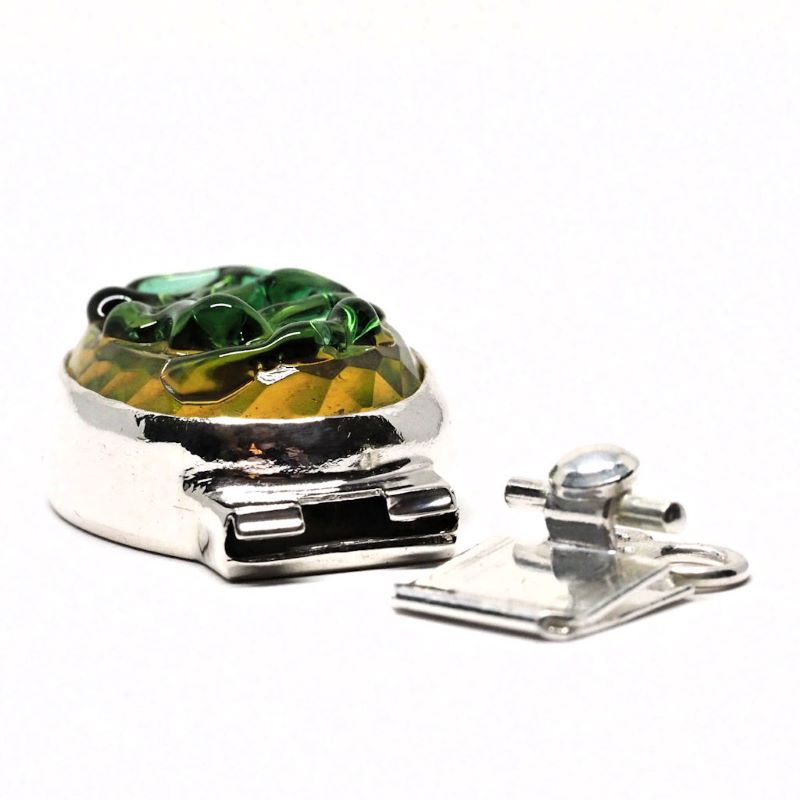 Green tendril clasp