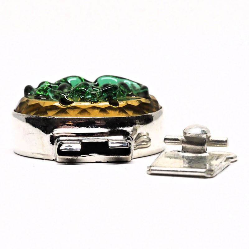 Green tendril bracelet clasp