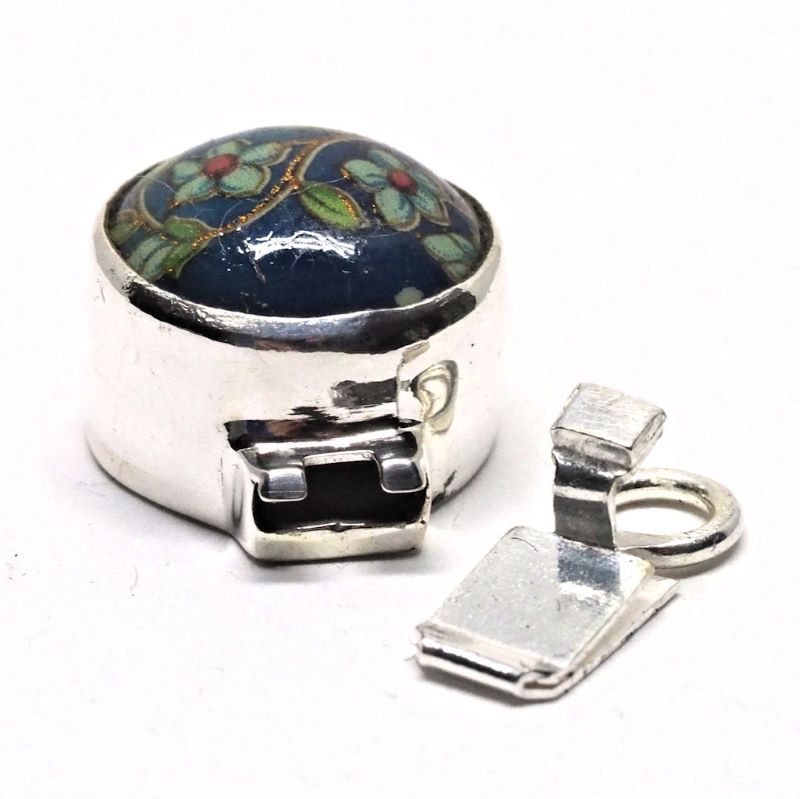 Blue vine clasp