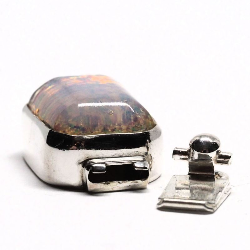 Opalescent clasp